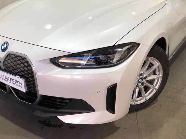 BMW i4 eDrive35 color Blanco. Año 2025. 210KW(286CV). Eléctrico. En concesionario Movilnorte Las Rozas de Madrid