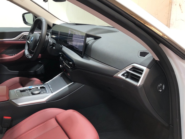 BMW i4 eDrive35 color Blanco. Año 2025. 210KW(286CV). Eléctrico. En concesionario Movilnorte Las Rozas de Madrid