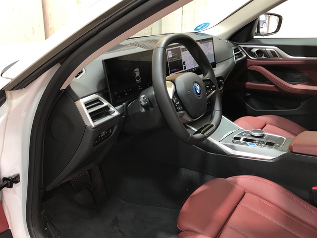 BMW i4 eDrive35 color Blanco. Año 2025. 210KW(286CV). Eléctrico. En concesionario Movilnorte Las Rozas de Madrid