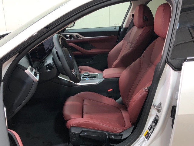 BMW i4 eDrive35 color Blanco. Año 2025. 210KW(286CV). Eléctrico. En concesionario Movilnorte Las Rozas de Madrid