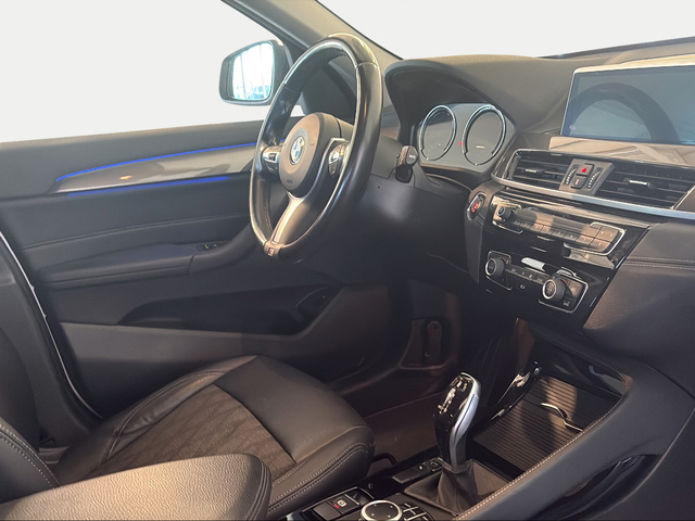 BMW X1 sDrive18i color Blanco. Año 2022. 103KW(140CV). Gasolina. En concesionario Carteya Motor | Campo de Gibraltar de Cádiz