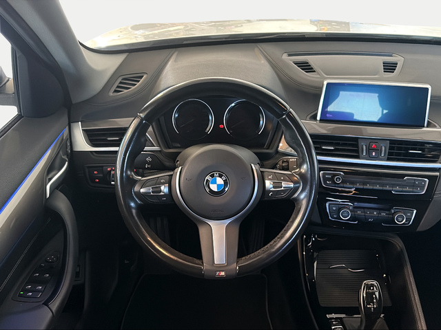 BMW X1 sDrive18i color Blanco. Año 2022. 103KW(140CV). Gasolina. En concesionario Carteya Motor | Campo de Gibraltar de Cádiz