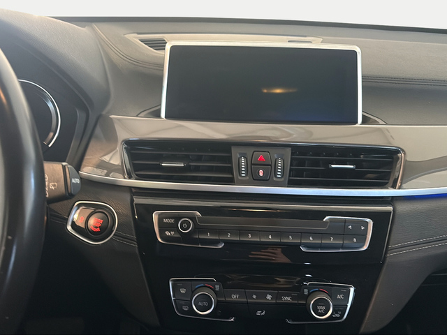 BMW X1 sDrive18i color Blanco. Año 2022. 103KW(140CV). Gasolina. En concesionario Carteya Motor | Campo de Gibraltar de Cádiz