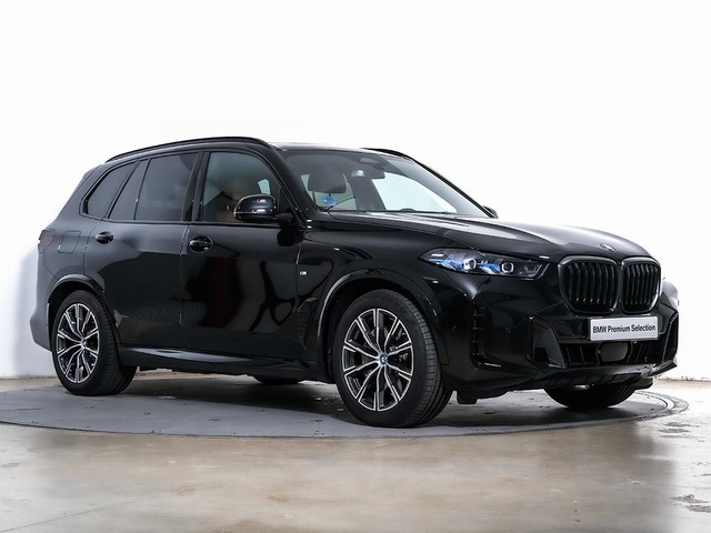 BMW X5 xDrive50e color Negro. Año 2024. 360KW(489CV). Híbrido Electro/Gasolina. En concesionario Oliva Motor Tarragona de Tarragona