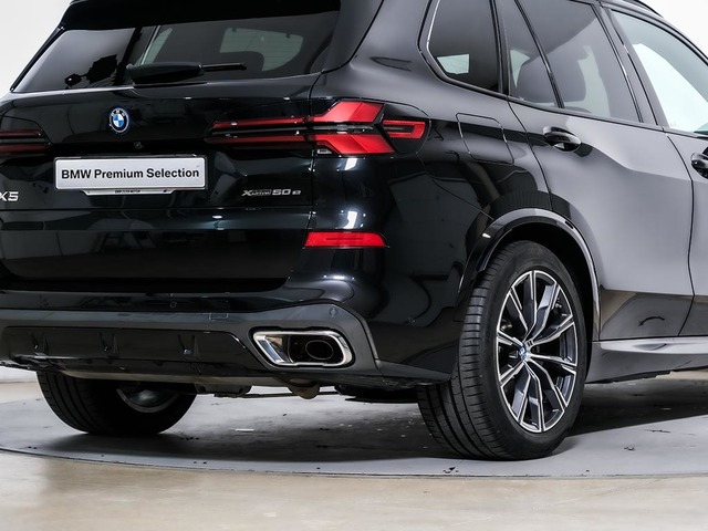 BMW X5 xDrive50e color Negro. Año 2024. 360KW(489CV). Híbrido Electro/Gasolina. En concesionario Oliva Motor Tarragona de Tarragona
