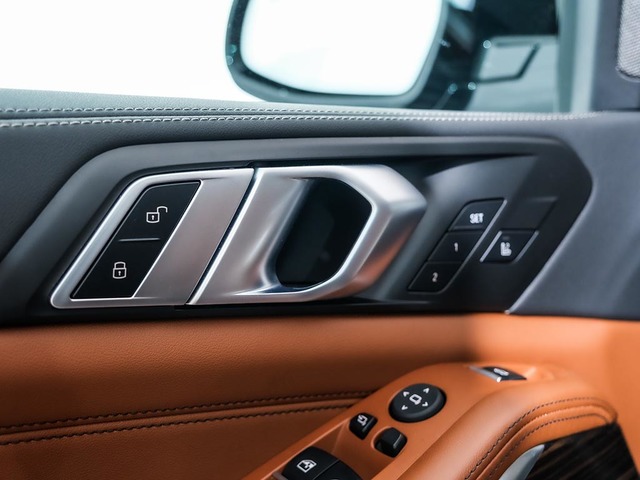 BMW X5 xDrive50e color Negro. Año 2024. 360KW(489CV). Híbrido Electro/Gasolina. En concesionario Oliva Motor Tarragona de Tarragona