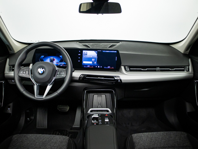 BMW X1 sDrive18i color Negro. Año 2025. 100KW(136CV). Gasolina. En concesionario BMW Fuenteolid Valladolid de Valladolid