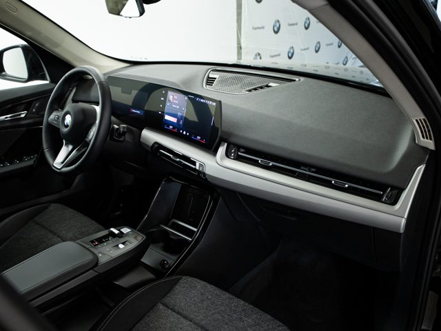 BMW X1 sDrive18i color Negro. Año 2025. 100KW(136CV). Gasolina. En concesionario BMW Fuenteolid Valladolid de Valladolid