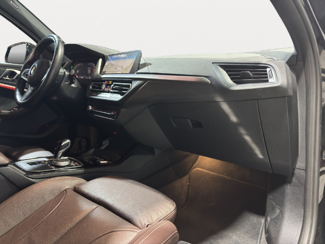 BMW Serie 1 118d color Negro. Año 2024. 110KW(150CV). Diésel. En concesionario Hispamovil Elche de Alicante