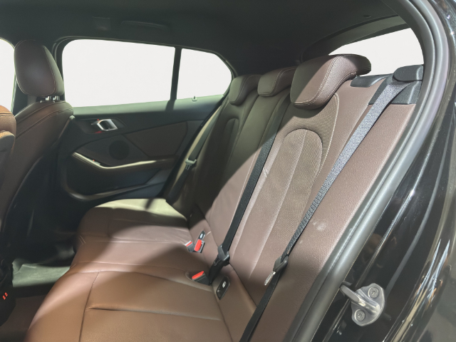 BMW Serie 1 118d color Negro. Año 2024. 110KW(150CV). Diésel. En concesionario Hispamovil Elche de Alicante