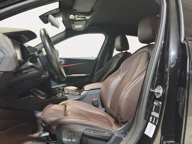 BMW Serie 1 118d color Negro. Año 2024. 110KW(150CV). Diésel. En concesionario Hispamovil Elche de Alicante