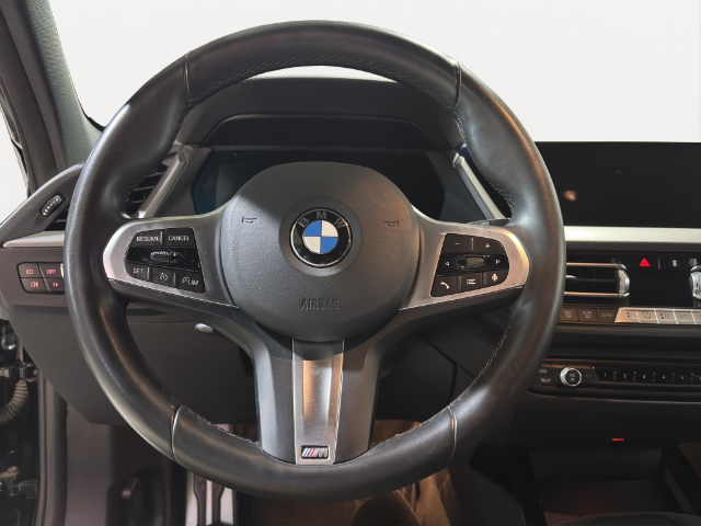 BMW Serie 1 118d color Negro. Año 2024. 110KW(150CV). Diésel. En concesionario Hispamovil Elche de Alicante