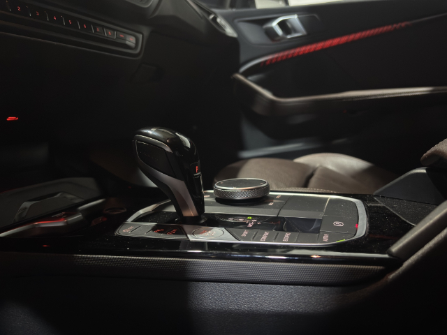 BMW Serie 1 118d color Negro. Año 2024. 110KW(150CV). Diésel. En concesionario Hispamovil Elche de Alicante