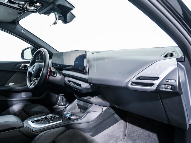 BMW Serie 1 M135i color Negro. Año 2025. 221KW(300CV). Gasolina. En concesionario Oliva Motor Tarragona de Tarragona