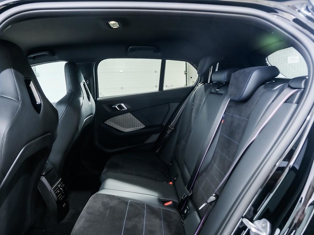 BMW Serie 1 M135i color Negro. Año 2025. 221KW(300CV). Gasolina. En concesionario Oliva Motor Tarragona de Tarragona