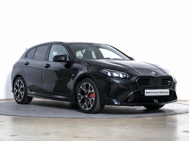 BMW Serie 1 M135i color Negro. Año 2025. 221KW(300CV). Gasolina. En concesionario Oliva Motor Tarragona de Tarragona