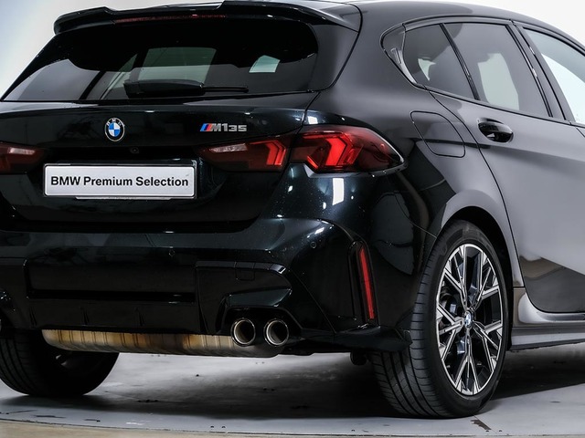 BMW Serie 1 M135i color Negro. Año 2025. 221KW(300CV). Gasolina. En concesionario Oliva Motor Tarragona de Tarragona