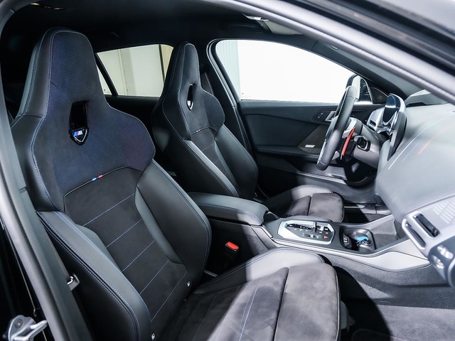 BMW Serie 1 M135i color Negro. Año 2025. 221KW(300CV). Gasolina. En concesionario Oliva Motor Tarragona de Tarragona