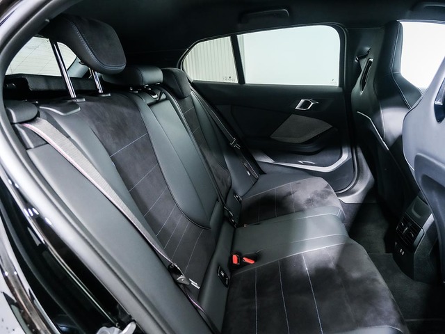 BMW Serie 1 M135i color Negro. Año 2025. 221KW(300CV). Gasolina. En concesionario Oliva Motor Tarragona de Tarragona