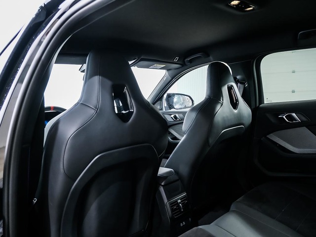 BMW Serie 1 M135i color Negro. Año 2025. 221KW(300CV). Gasolina. En concesionario Oliva Motor Tarragona de Tarragona