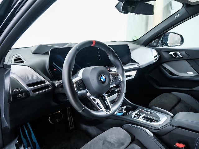 BMW Serie 1 M135i color Negro. Año 2025. 221KW(300CV). Gasolina. En concesionario Oliva Motor Tarragona de Tarragona