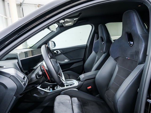 BMW Serie 1 M135i color Negro. Año 2025. 221KW(300CV). Gasolina. En concesionario Oliva Motor Tarragona de Tarragona