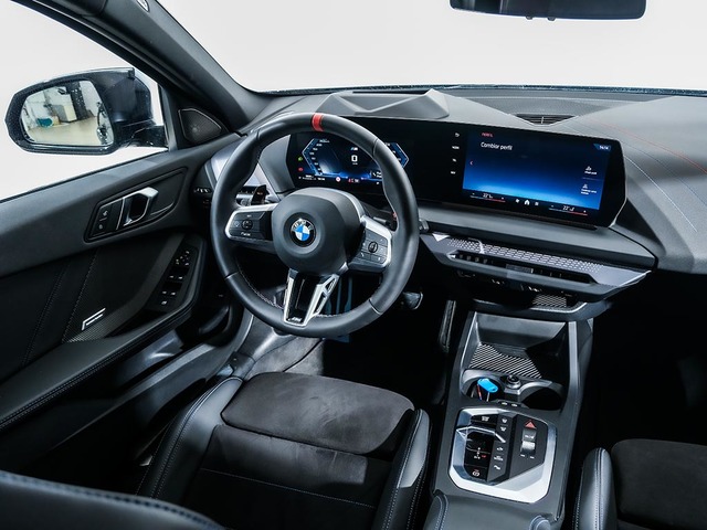 BMW Serie 1 M135i color Negro. Año 2025. 221KW(300CV). Gasolina. En concesionario Oliva Motor Tarragona de Tarragona