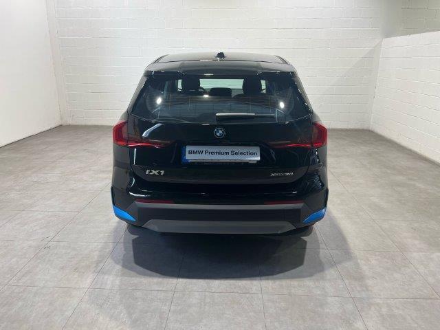 BMW iX1 xDrive30 color Negro. Año 2023. 230KW(313CV). Eléctrico. En concesionario Quadis Munich (Manresa) de Barcelona