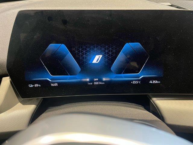 BMW iX1 xDrive30 color Negro. Año 2023. 230KW(313CV). Eléctrico. En concesionario Quadis Munich (Manresa) de Barcelona