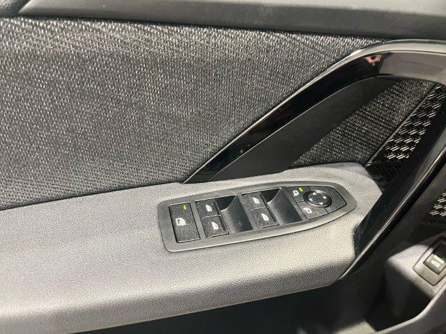 BMW iX1 xDrive30 color Negro. Año 2023. 230KW(313CV). Eléctrico. En concesionario Quadis Munich (Manresa) de Barcelona