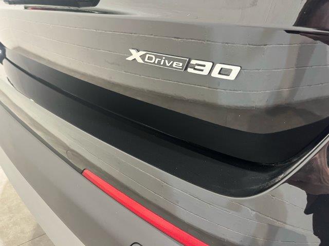 BMW iX1 xDrive30 color Negro. Año 2023. 230KW(313CV). Eléctrico. En concesionario Quadis Munich (Manresa) de Barcelona