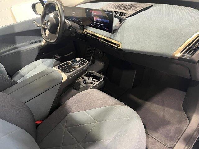 BMW iX xDrive40 color Azul. Año 2022. 240KW(326CV). Eléctrico. En concesionario Quadis Munich (Manresa) de Barcelona