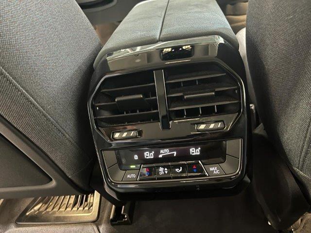 BMW iX xDrive40 color Azul. Año 2022. 240KW(326CV). Eléctrico. En concesionario Quadis Munich (Manresa) de Barcelona