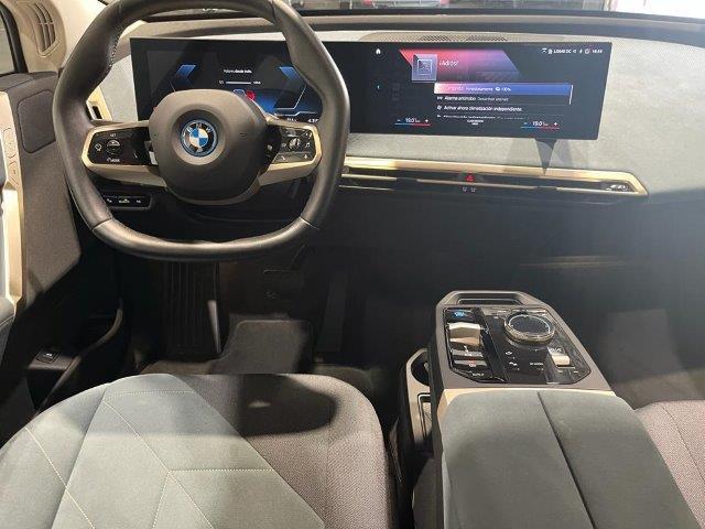 BMW iX xDrive40 color Azul. Año 2022. 240KW(326CV). Eléctrico. En concesionario Quadis Munich (Manresa) de Barcelona