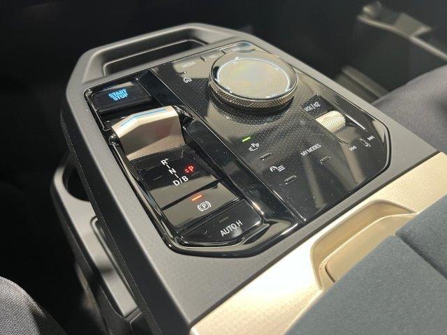 BMW iX xDrive40 color Azul. Año 2022. 240KW(326CV). Eléctrico. En concesionario Quadis Munich (Manresa) de Barcelona