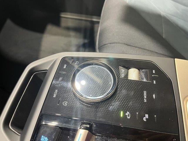 BMW iX xDrive40 color Azul. Año 2022. 240KW(326CV). Eléctrico. En concesionario Quadis Munich (Manresa) de Barcelona