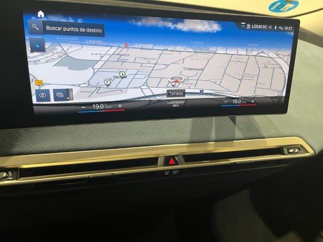 BMW iX xDrive40 color Azul. Año 2022. 240KW(326CV). Eléctrico. En concesionario Quadis Munich (Manresa) de Barcelona