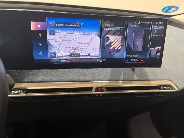 BMW iX xDrive40 color Azul. Año 2022. 240KW(326CV). Eléctrico. En concesionario Quadis Munich (Manresa) de Barcelona