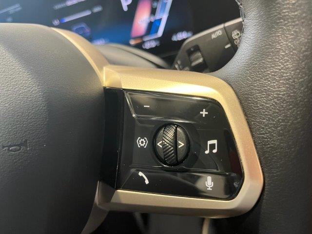 BMW iX xDrive40 color Azul. Año 2022. 240KW(326CV). Eléctrico. En concesionario Quadis Munich (Manresa) de Barcelona