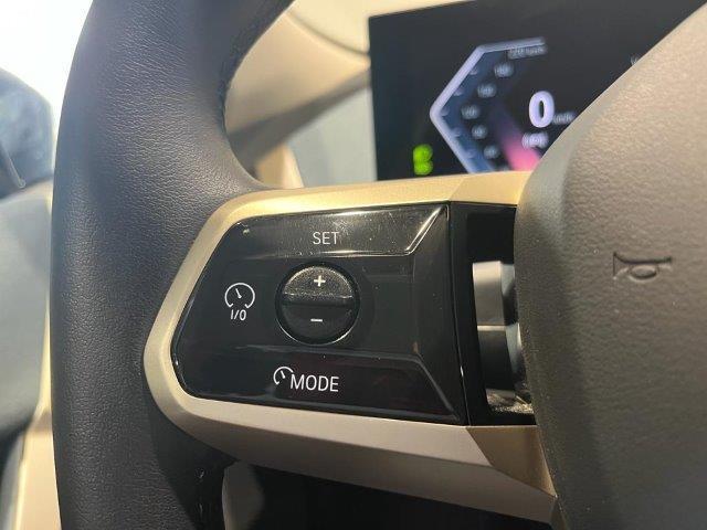 BMW iX xDrive40 color Azul. Año 2022. 240KW(326CV). Eléctrico. En concesionario Quadis Munich (Manresa) de Barcelona