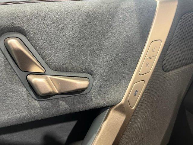 BMW iX xDrive40 color Azul. Año 2022. 240KW(326CV). Eléctrico. En concesionario Quadis Munich (Manresa) de Barcelona