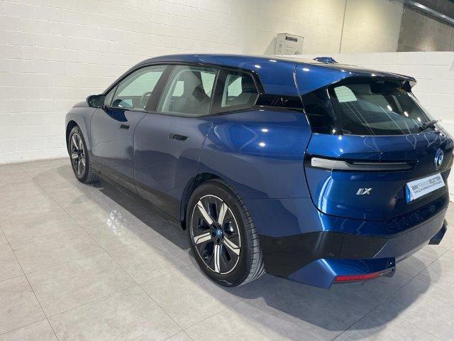 BMW iX xDrive40 color Azul. Año 2022. 240KW(326CV). Eléctrico. En concesionario Quadis Munich (Manresa) de Barcelona