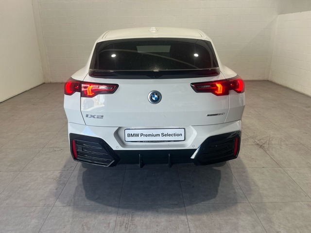 BMW iX2 eDrive20 color Blanco. Año 2025. 150KW(204CV). Diésel. En concesionario Quadis Munich (San Fruitós de Bagés DUC) de Barcelona
