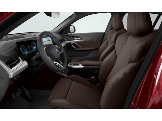 BMW iX2 eDrive20 color Rojo. Año 2025. 150KW(204CV). Eléctrico. En concesionario Oliva Motor Girona de Girona