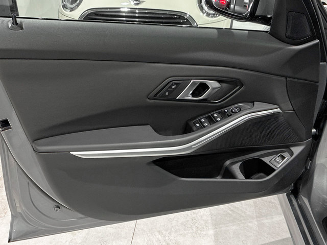 BMW Serie 3 320d Touring color Gris. Año 2025. 140KW(190CV). Diésel. En concesionario BMW Marcos Automoción de Valencia