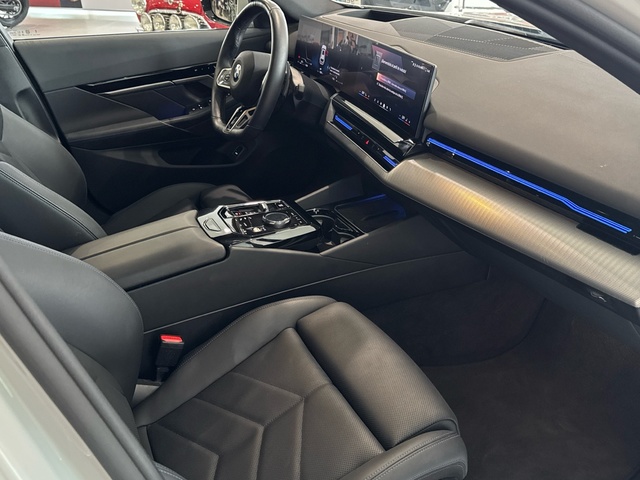 BMW Serie 5 520d Touring color Blanco. Año 2025. 145KW(197CV). Diésel. En concesionario Motor Gorbea de Álava