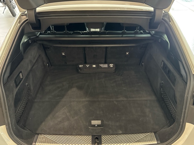 BMW Serie 5 520d Touring color Blanco. Año 2025. 145KW(197CV). Diésel. En concesionario Motor Gorbea de Álava