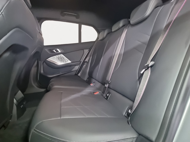 BMW Serie 1 118d color Gris. Año 2025. 110KW(150CV). Diésel. En concesionario SAN JUAN Automoviles Fersan S.A. de Alicante