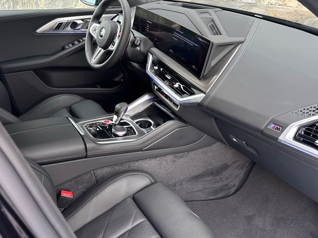 BMW XM 50e color Negro. Año 2025. 350KW(476CV). Híbrido Electro/Gasolina. En concesionario Grünblau Motor (Bmw y Mini) de Cantabria