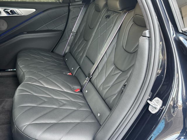 BMW XM 50e color Negro. Año 2025. 350KW(476CV). Híbrido Electro/Gasolina. En concesionario Grünblau Motor (Bmw y Mini) de Cantabria